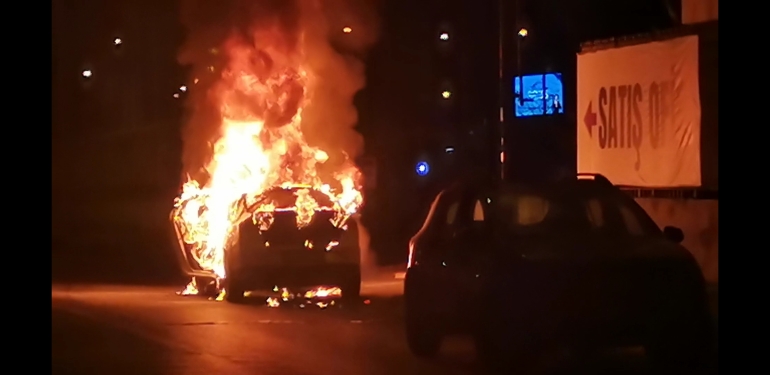 Otomobil alevler içinde yandı