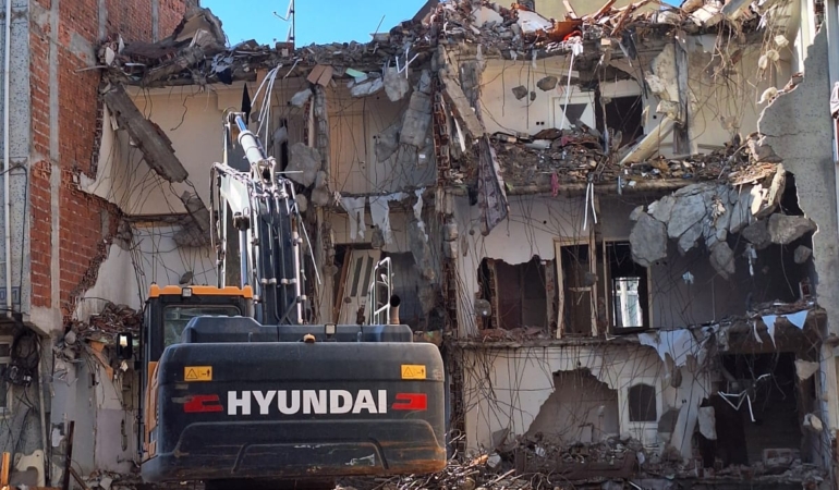 Zeytinburnu’nda Yıkım Tozları Endişesi: “Tehlike Soluyoruz”