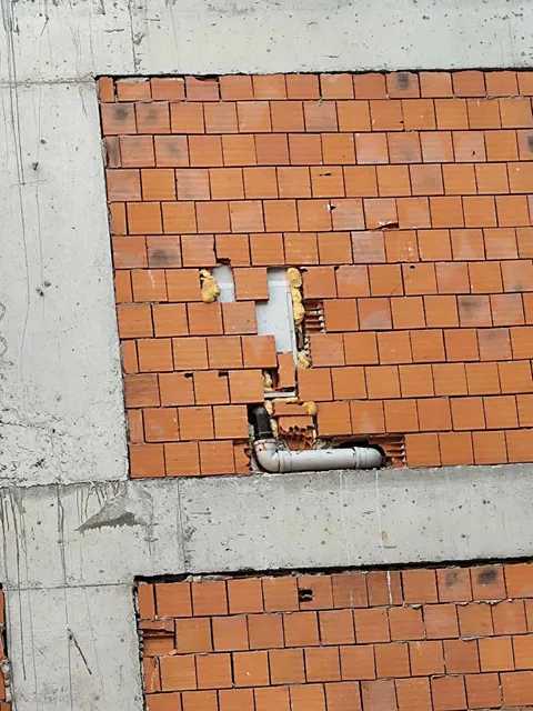 Yeni Yapılan Binada Dikkat Çeken Görüntü: Gider Boruları Dışarıda Kaldı