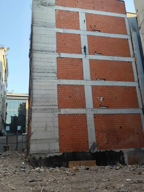 Yeni Yapılan Binada Dikkat Çeken Görüntü: Gider Boruları Dışarıda Kaldı