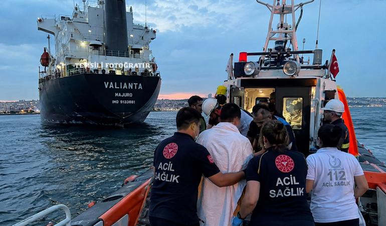 Zeytinburnu Açıklarında Zehirlenme Şüphesi: 4 Gemi Personeli Hastaneye Kaldırıldı