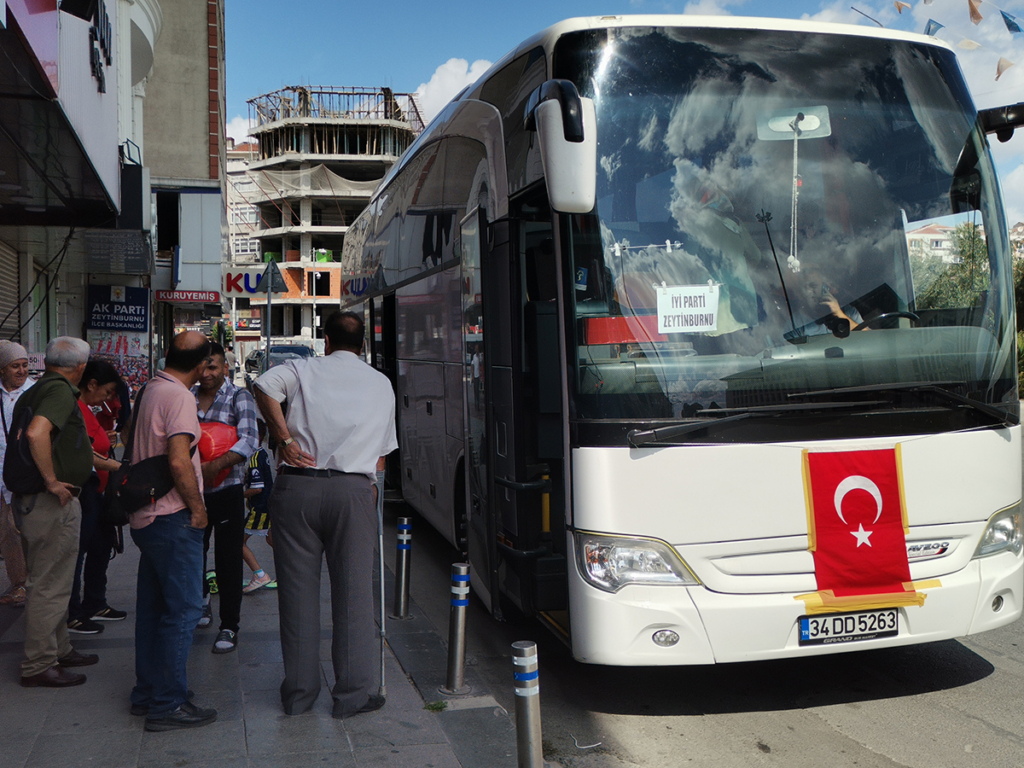 İYİ Parti Zeytinburnu Teşkilatı Balıkesir Mitingi İçin Yola Çıktı