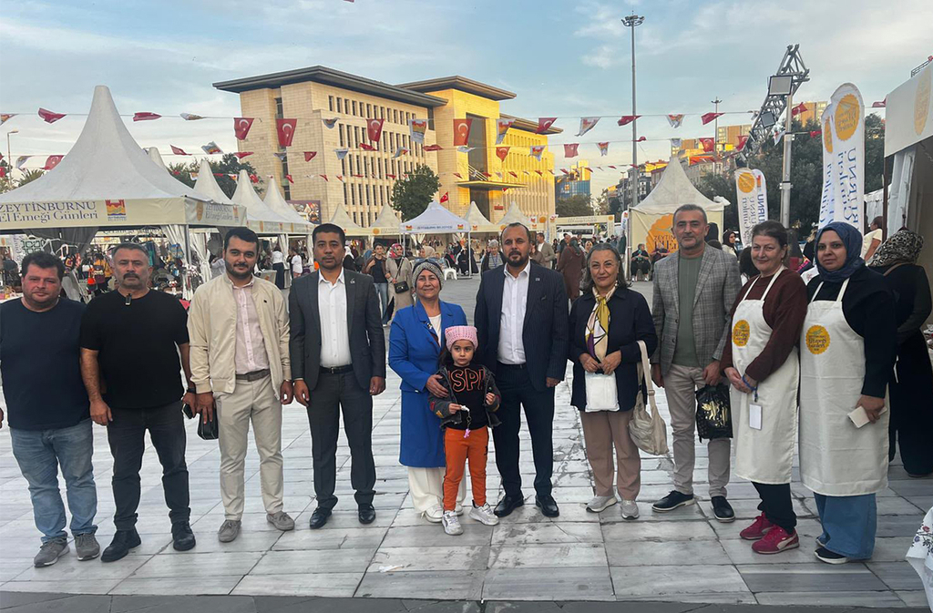 Anahtar Parti Zeytinburnu İlçe Başkanı Doğan Akdeniz, El Emeği Günleri’ni Ziyaret Etti