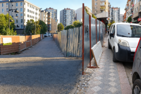 İnşaat Çitleri Arasında Şehir Sokağı