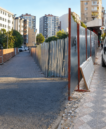 İnşaat Çitleri Arasında Şehir Sokağı