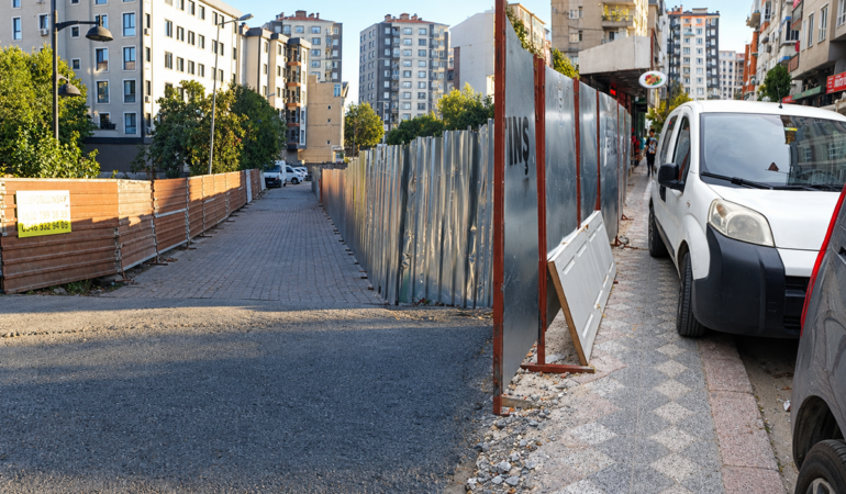 İnşaat Çitleri Arasında Şehir Sokağı